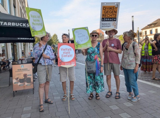 Omas gegen Rechts Lörrach bei der Gedenk-Demo