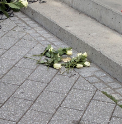 Stolperstein mit Blumen