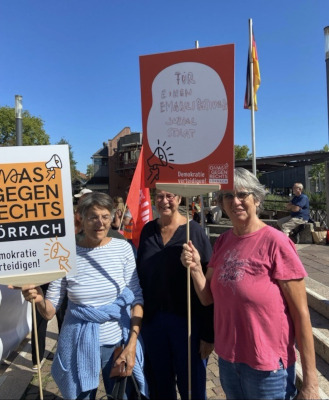Omas gegen Rechts Lörrach bei Demo
