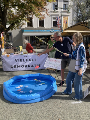 Omas gegen Rechts Lörrach beim Angeln von Phrasen am Tag der Demokratie
