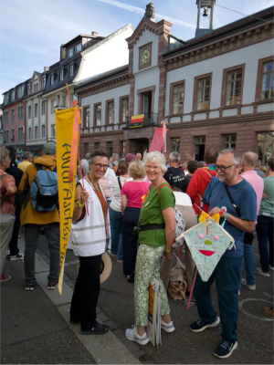 Omas gegen Rechts Lörrach bei Kundgebung zum Jahrestag der Ausrufung der Republik